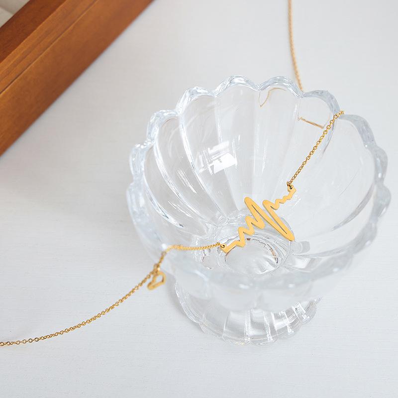 Hong Kong Retro Wave Heart Pendant Necklace, 18K Gold, Titanium Steel, Versatile Clavicle Chain