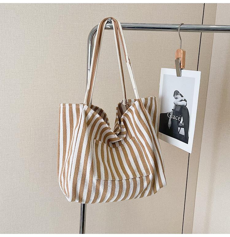 Randig shoppingväska med stor kapacitet, arbetsväska, avslappnad väska, nischad vår- och sommar casual mångsidig canvasväska