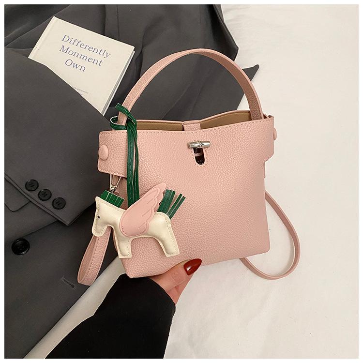 

Весна и лето 2025 новая корейская сумка-ведро нишевая повседневная на плечо кроссбоди портативная для поездок премиальная женская сумка розовый