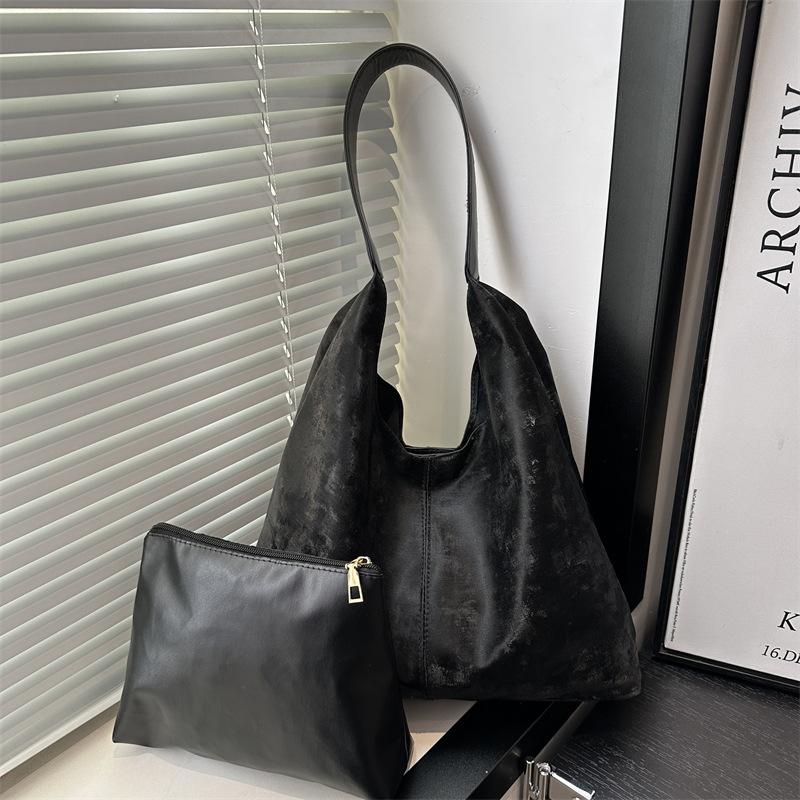 

Текстура однотонная, приятная на ощупь и вместительная корейская версия ins сумка-тоут женская универсальная новая модная сумка на плечо чёрный