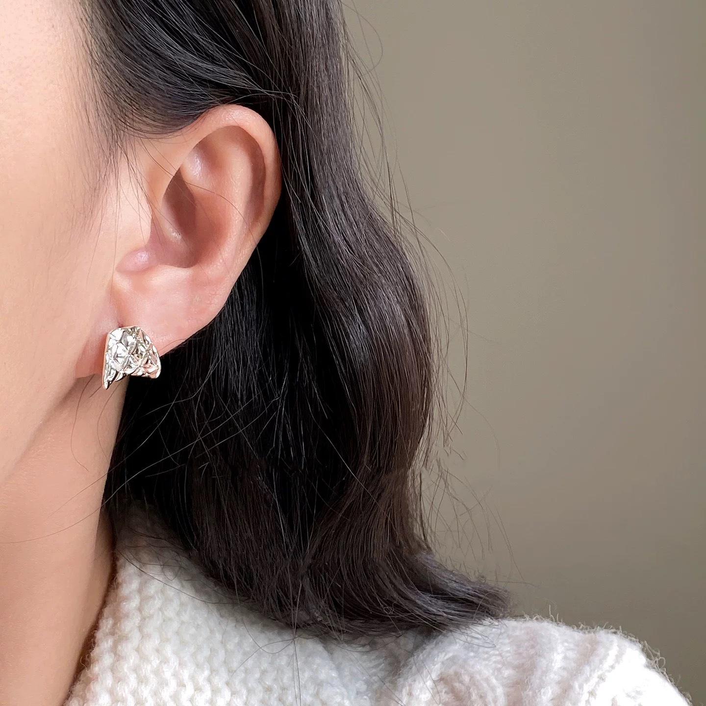 

Geometric Pleated Stud Earrings for Women - Simple, Stylish C-Shaped Hip Hop Earrings, Fresh Creative Accessories, Ins Style.