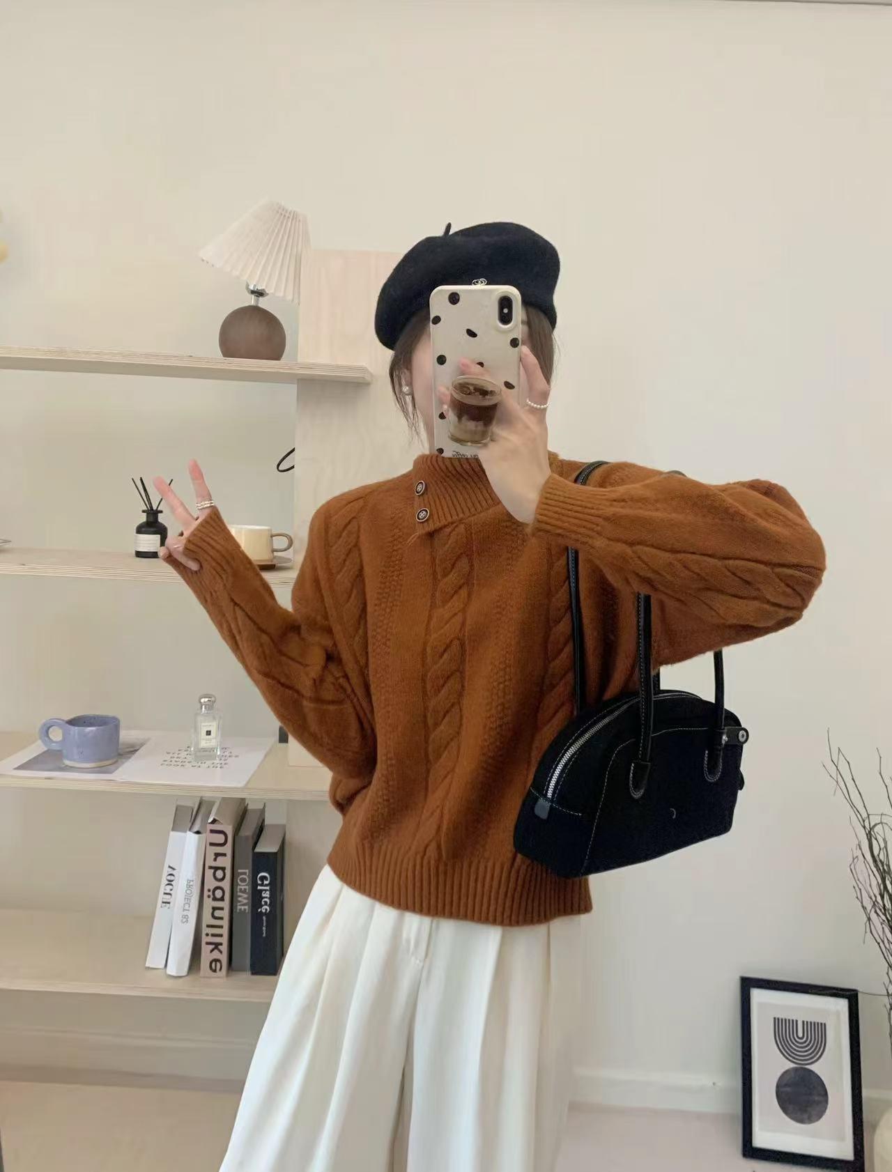 

Женский свитер крупной вязки с асимметричным вырезом горловины - Коллекция Осень/Зима 2024, Свободный крой, Маленький размер XL