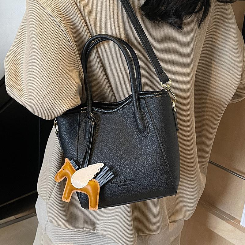 Stylish and Simple Style Lychee Pattern Texture Portable Bucket Bag Korean Version Casual Commuting Versatile Solid Color Messenger Women's Bag