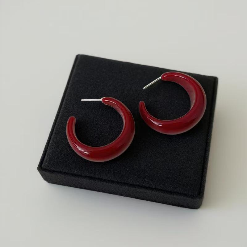 Retro Hong Kong C-Shaped Stud Earrings: Elegant, Fashionable, Exaggerated Jewelry for a Slimmer Face Look.