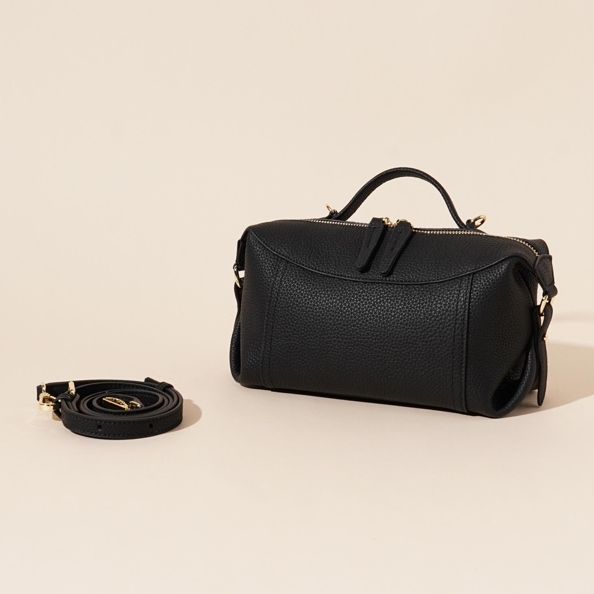 

Новая сумка из коровьей кожи первого слоя 2025, простая текстура, нишевый дизайн из коровьей кожи, портативная на плечо, сумка-мессенджер 25*11*13cm