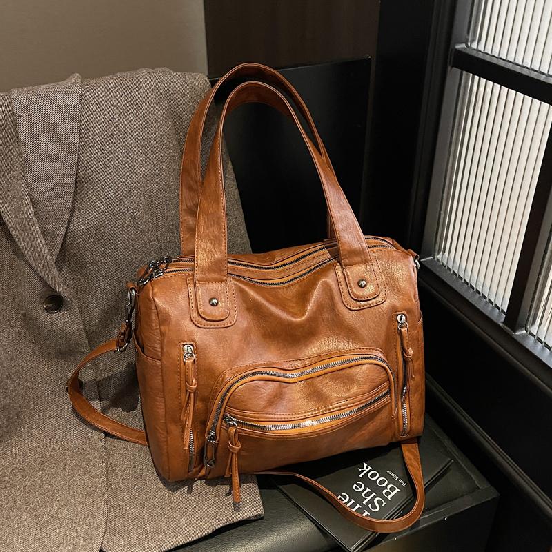 Vintage Top Quality Oil-Wax Leather Tote Bag Large Capacity Handbag Fits A4 Magazine and Laptop Star Pendant Sturdy Commute Bag
