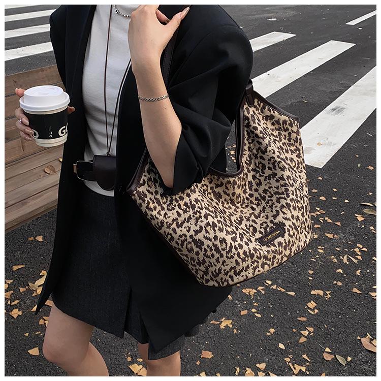 2024 Women's Versatile Leopard Print Large Capacity Crossbody Commuter Shoulder Bag