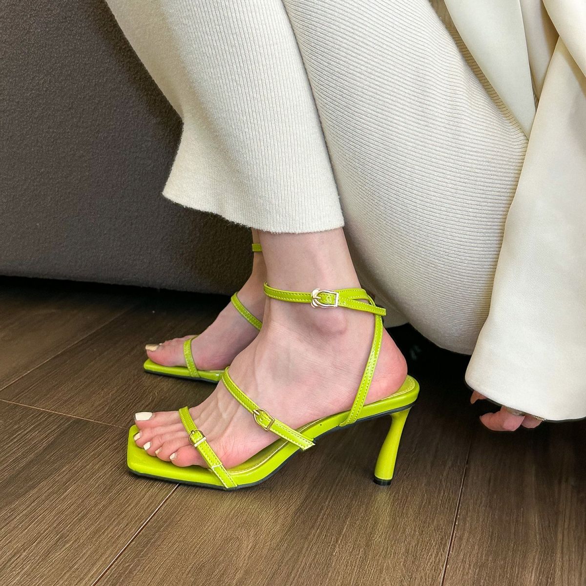 

Сандалии French Temperament для женщин, лето 2024, новые модные простые универсальные туфли с открытым носком, повседневные туфли на высоком каблуке для банкета и вечеринки 36 флуоресцентный зеленый