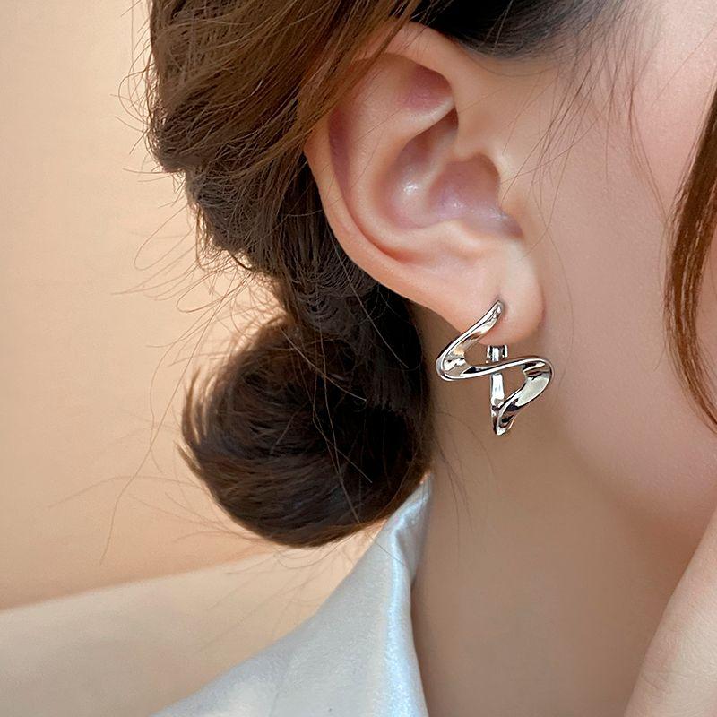 

Доступная роскошь Металлическая спираль Женский нишевый дизайн Геометрический Silver spiral earrings