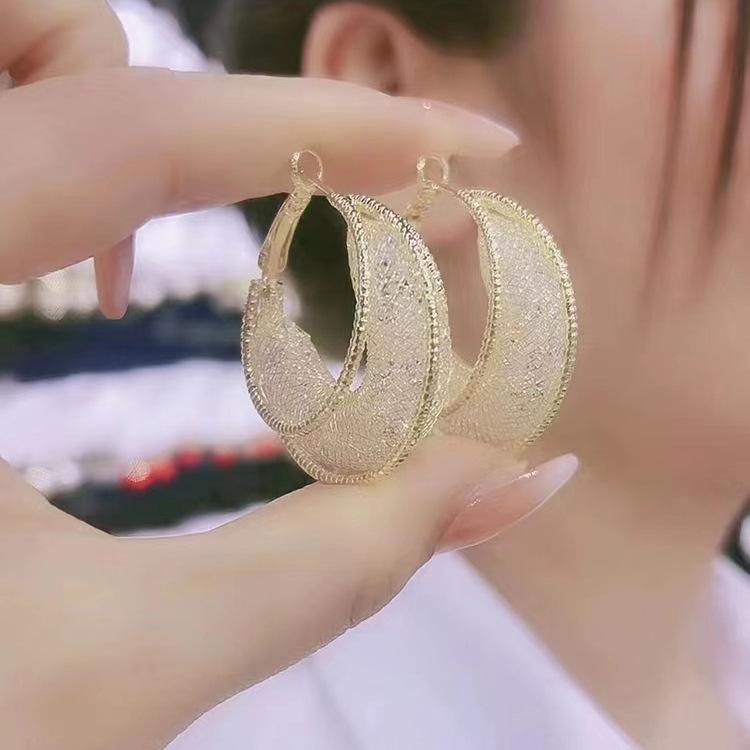 أقراط دائرية أنيقة ومميزة من الكريستال، أقراط خفيفة الوزن وفاخرة، أقراط فريدة ومتعددة الاستخدامات