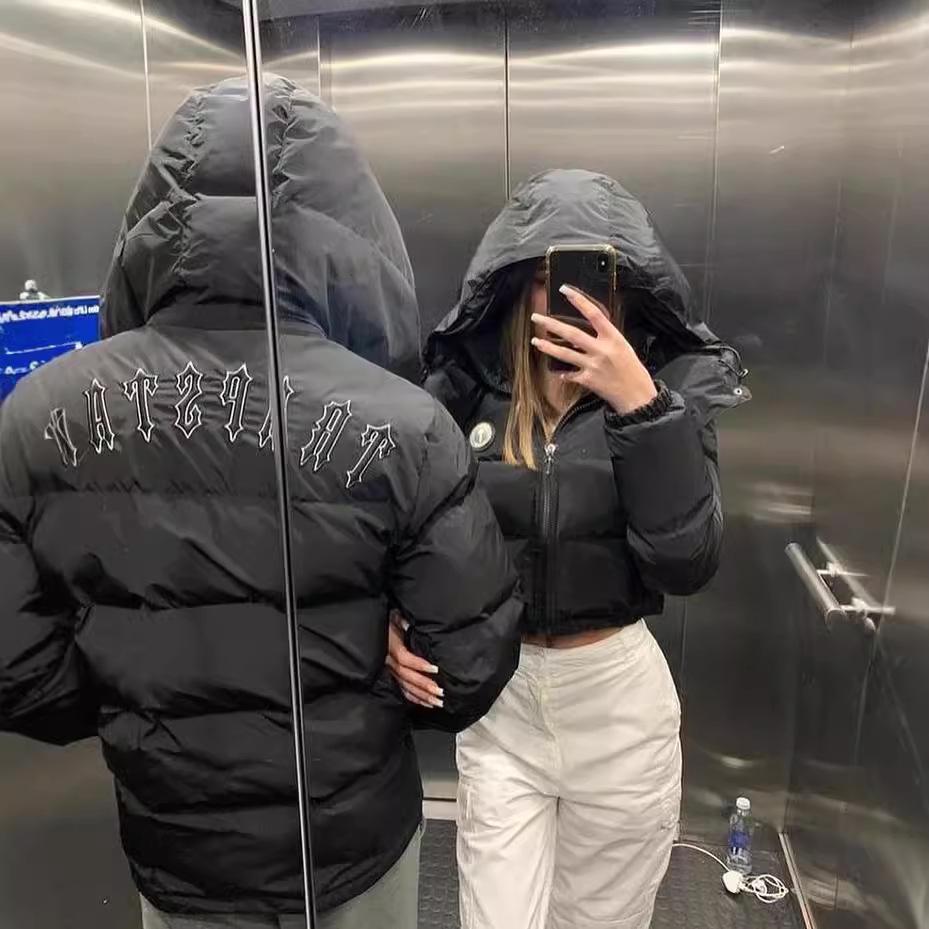 Trapstar Retro Katoenen Jas: Blauwe Letter Borduurwerk, Opstaande Kraag, Koppelstijl Bovenkleding