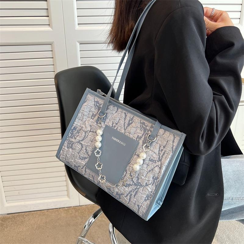Personalized fashion bag women's new summer largecapacity pearl chain shoulder bag niche design underarm bag premium