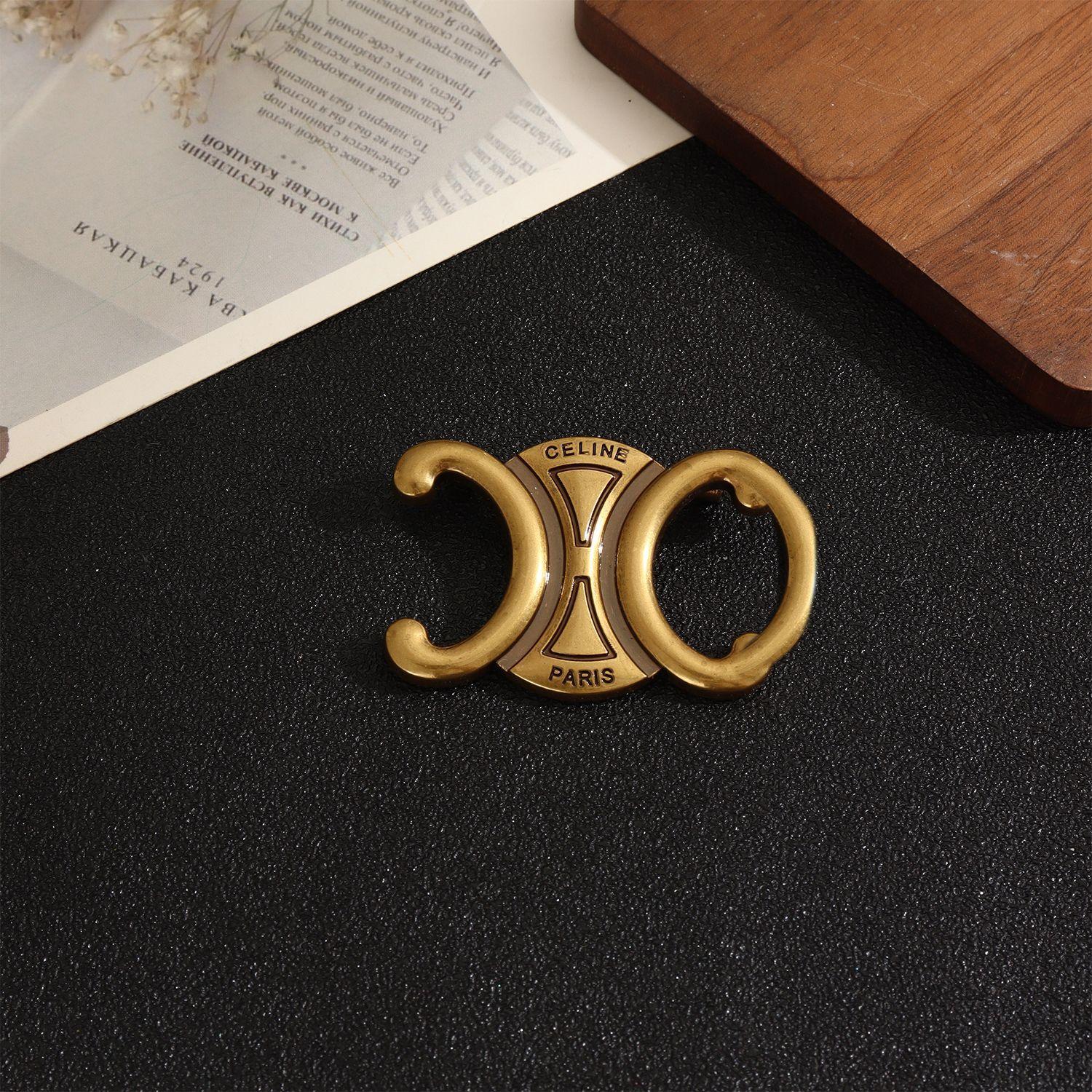 

Отличная Брошь с Двойной Буквой в Винтажном Античном Золоте Арка Тріумфа 3*5cm