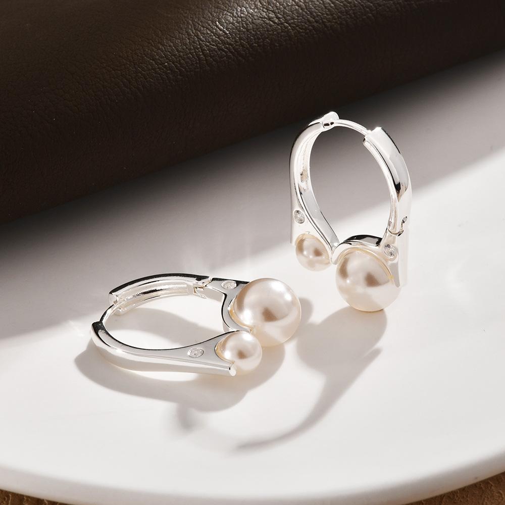 2025 New Niche Design Personalized Fashion Size Pearl Light Luxury High-end Temperament Earrings for Women.