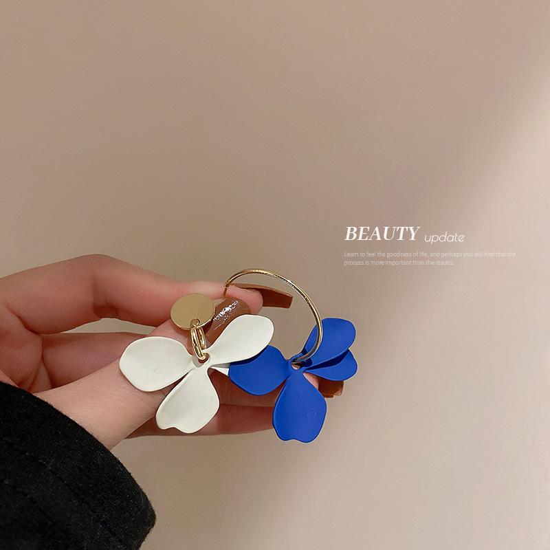 

Mori flower asymmetrical earrings Korean ins simple small fresh earrings temperament sweet earrings