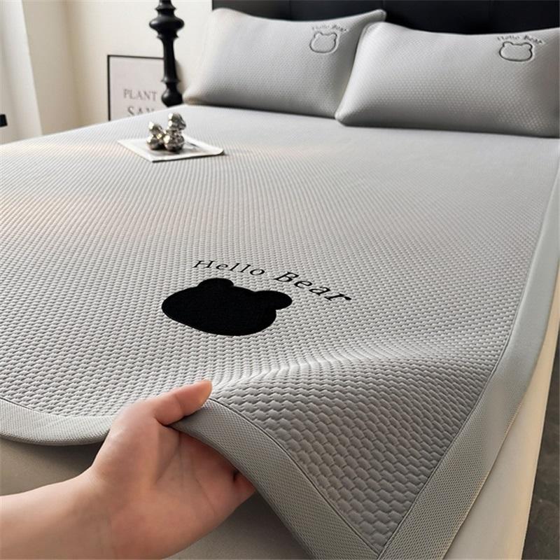 

Летний коврик из ледяного шелка, комплект из трех предметов, высококачественный вышитый коврик с ледяным горошком, коврик с кондиционером, машинная стирка, одинарный мягкий коврик для общежития 200*220CM серый