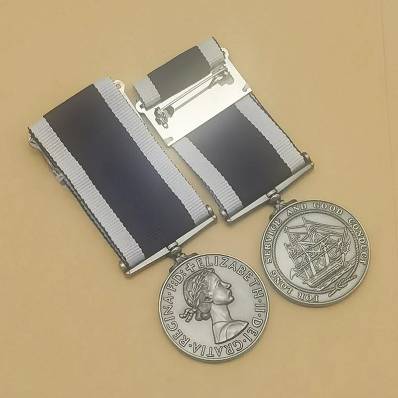 Nachbildung der Britischen Kaiserlichen Marine Langdienestmedaille Elizabeth II. Ausgabe, Anstecknadel-Modell