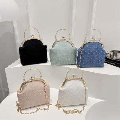 Porta una borsa a tracolla elegante in stile antico e una borsa retrò