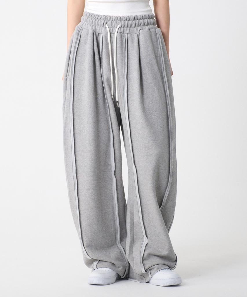 UNKNOWN PLANET Double-Pleat Wide Curved Cut Sweatpants Gray