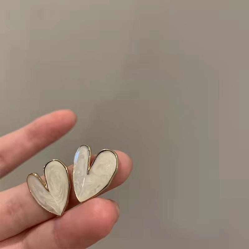 French retro love earrings New trendy stud earrings Women's niche design sense High summer temperament earrings