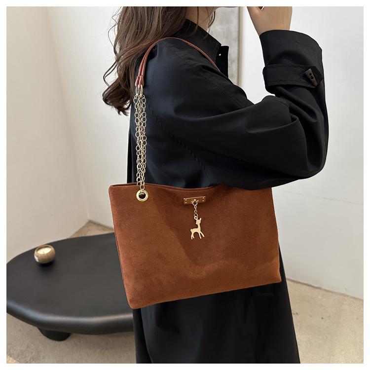 Vintage Commuter Style Chain Shoulder Bag 2026 Winter New Fashion Ins Armpit Bag Tote Bucket Bag for Women