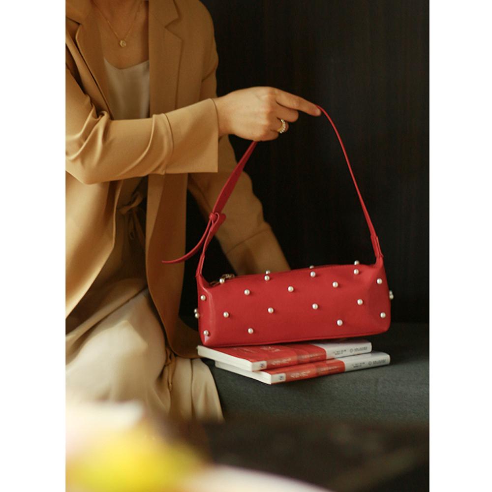 

2024 Популярная ретро-сумка-багет через плечо в стиле вестерн во французском стиле, портативная новая модная сумка с подмышкой, жемчужная женская сумка красный