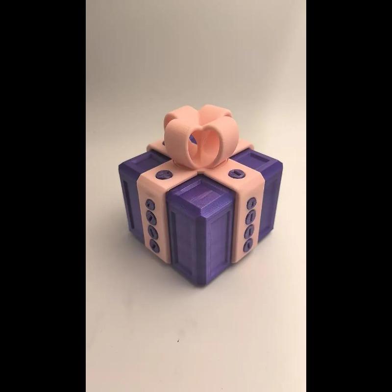 

Раздражающая подарочная коробка 3D-печатная раздражающая подарочная коробка забавные портативные небольшие украшения с местом для хранения раздражающие подарочные коробки 6x6cm фиолетовый