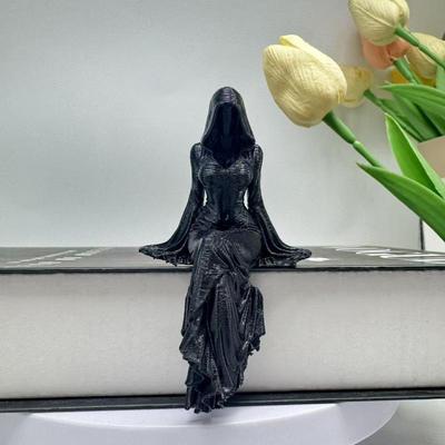 Statua in Resina della Mietitrice Gotica Seduta con Falce Decorazione Estetica Oscura per Casa Ufficio e Libreria