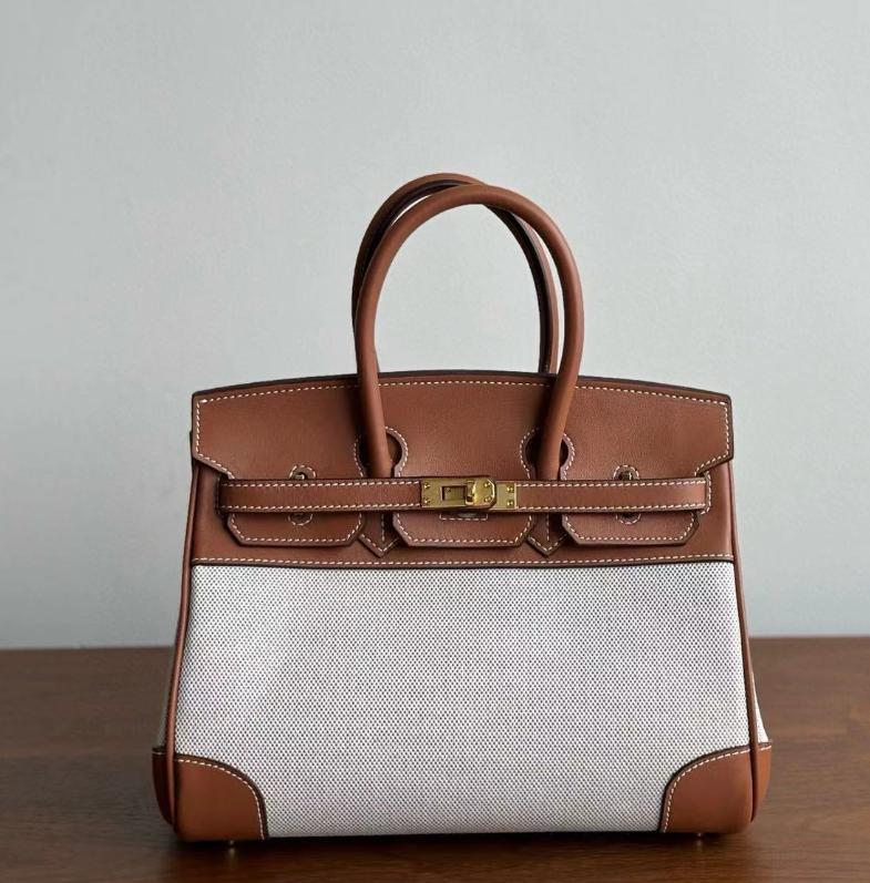 Geantă de mână nouă în stil european din piele de vacă Swift strat superior, cu patchwork cusut. Geantă de mână de înaltă calitate pentru femei, 25-30 cm înălțime.