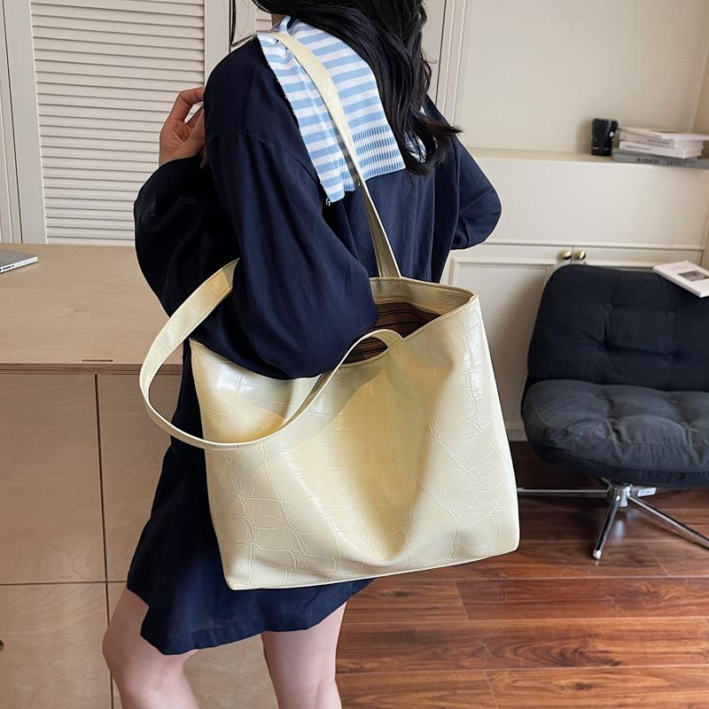 Korean Version of Fashion Simple Shoulder Bucket Bag Women's 2025 Summer New Large-capacity Stone Pattern Commuter Handbag