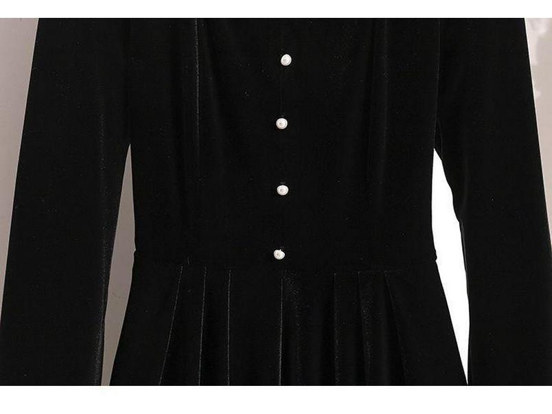 Damen Samtkleid in Übergröße mit quadratischem Ausschnitt für Herbst 2025 - Bauchkaschierend, Schlankmachend, Tailliert, Elegantes Schwarz mit Goldverzierungen