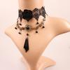 Collana vintage gotica con gemma di rosa a forma di goccia e design a collare di pizzo
