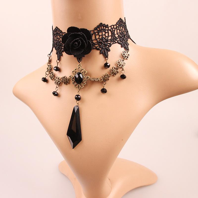 Collana vintage gotica con gemma di rosa a forma di goccia e design a collare di pizzo