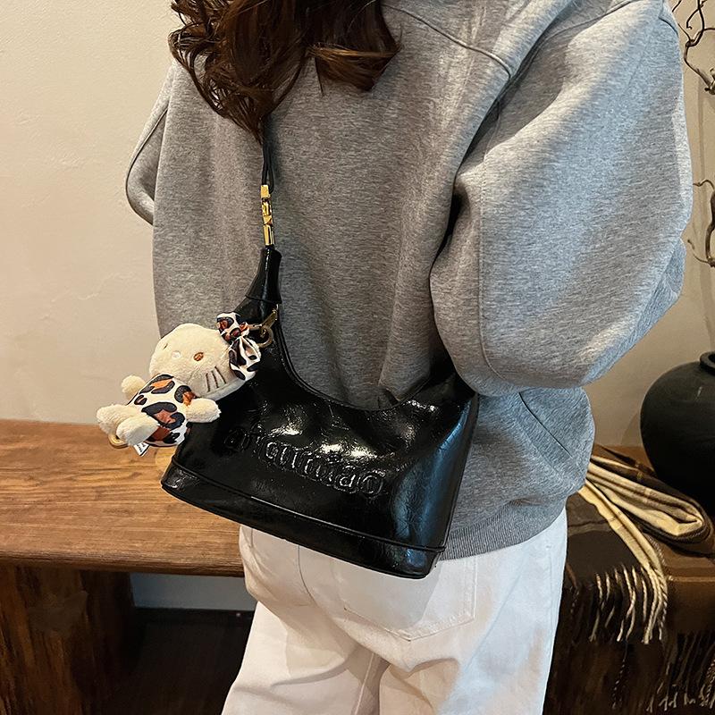 

Нишевая сумка женская 2025 новая осенне-зимняя модная популярная высококлассная сумка на плечо, сумочка кроссбоди, сумка-пельмень 21*10*20 чёрный