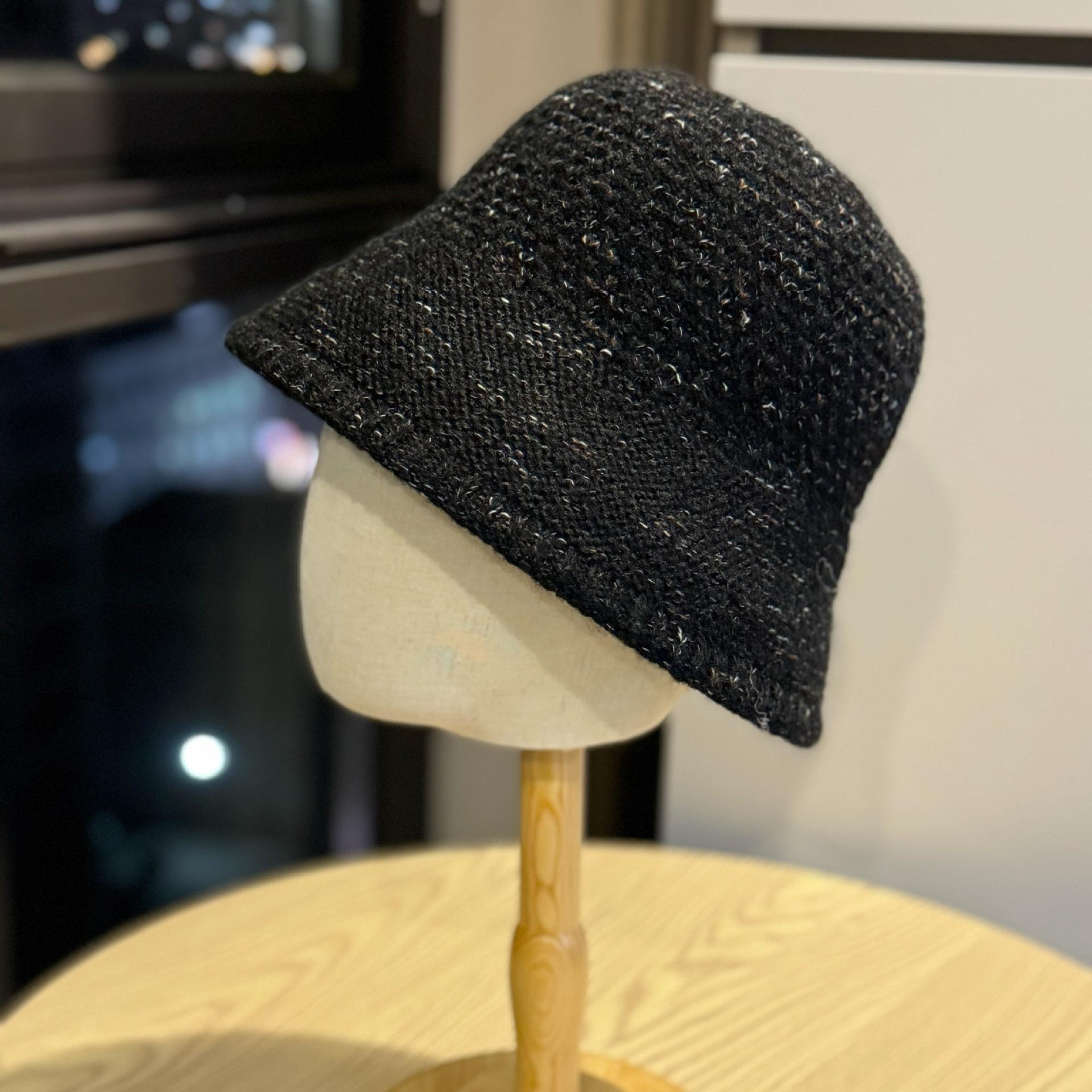 

Вязаная шапка ручной работы для женщин на осень и зиму, теплая, с защитой ушей, плюшевая, вязаная крючком, шляпа-ведро, модная и универсальная шерстяная шапка, трендовая Adjustable