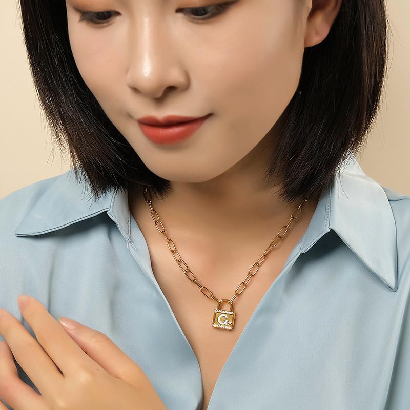 APM Monaco etters A-Z Love Pendant Lock Inlaid with Crystal Diamonds Alloy Necklace Same Style for Men and Women Couples Gold Yellow AC6906OXYA