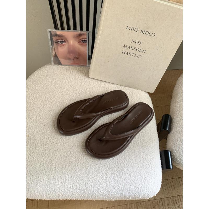 

thick-soled French flip-flops shoes women s shoes wear new beach sandals in summer 2025 39 темно-коричневого