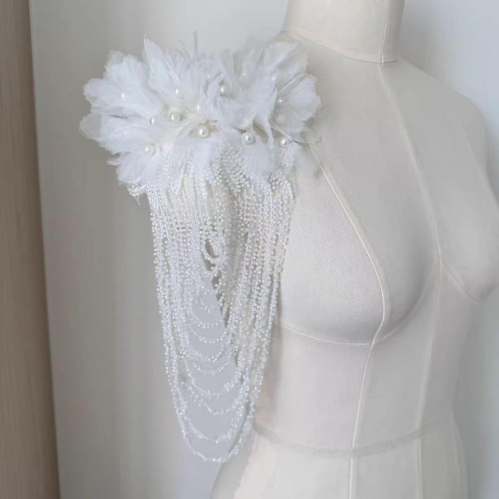 

1 шт. Расшитая вручную бисером, цветами и кисточками отделка плеч для свадебного платья, одежды, нашивка для DIY белый