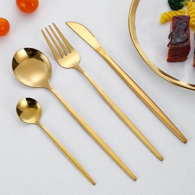 Goldenes portugiesisches Edelstahl-Besteckset: Messer, Gabel und Löffel - 4-teiliges westliches Besteck.