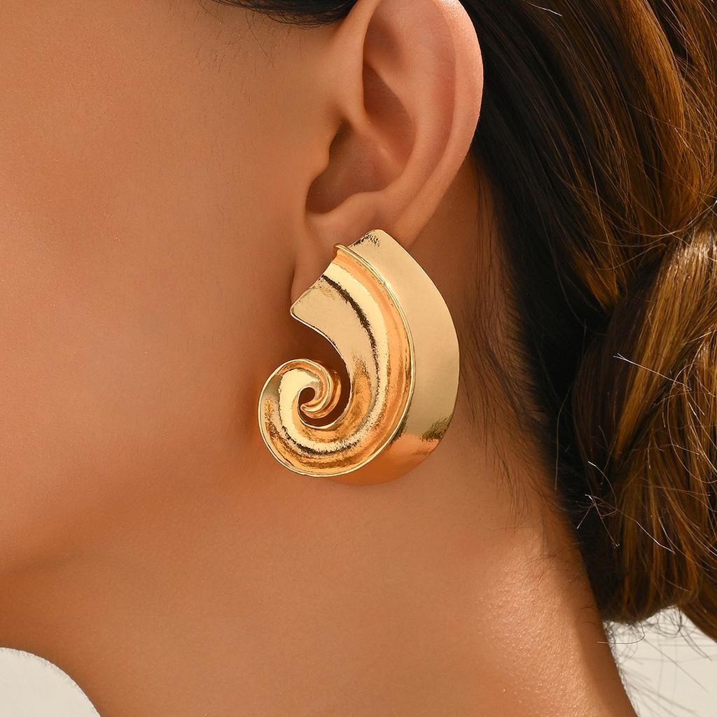 Wind Summer New Women's Earrings Niche Threaded Conch Metal Design Stud Earrings Fashion