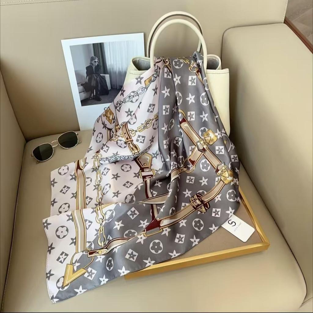 Eleganti Foulard di Seta da Donna Con Centinaia di Camicie, Assistenti di Volo, Decorazione Professionale, Protezione del Collo, Foulard, 70 Foulard Quadrati Piccoli.