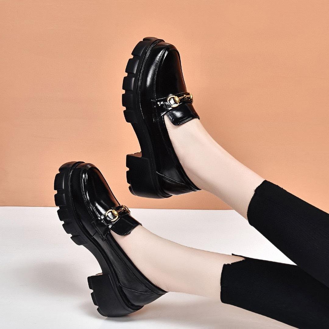 

Туфли-лоферы женские из маленькой кожи на толстой подошве, весна-лето 2025, новые, с круглым носком и металлической пряжкой, из жированной кожи, на подошве-маффин, для стопы 39 чёрный