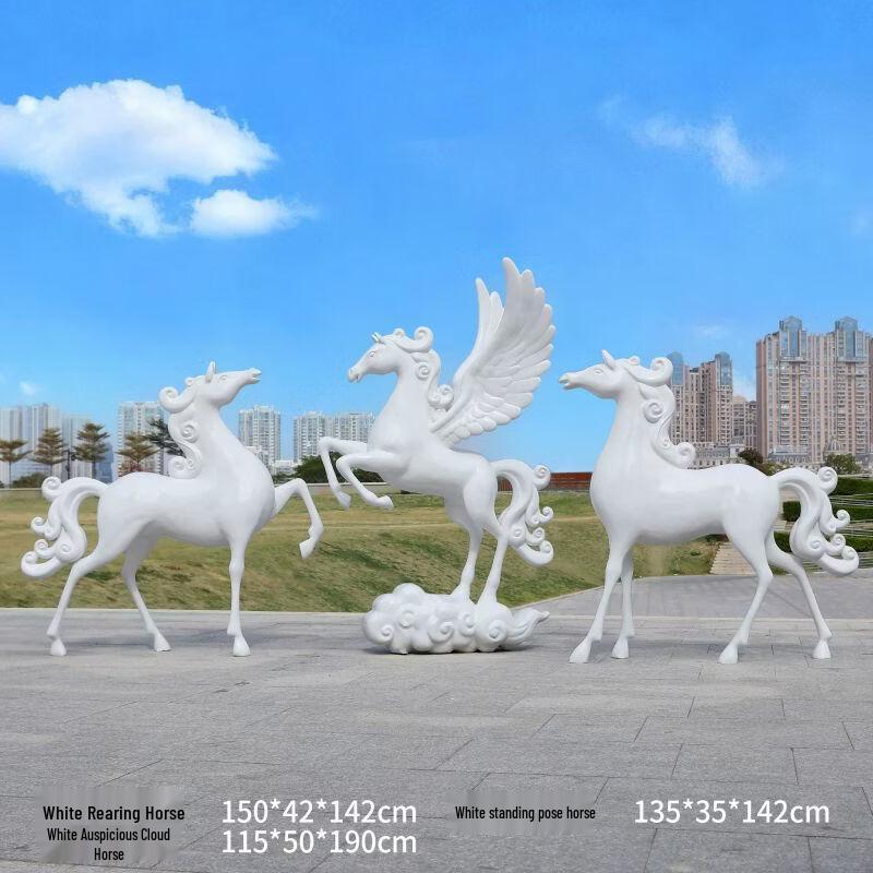Большая скульптура лошади из стекловолокна, имитирующая настоящую