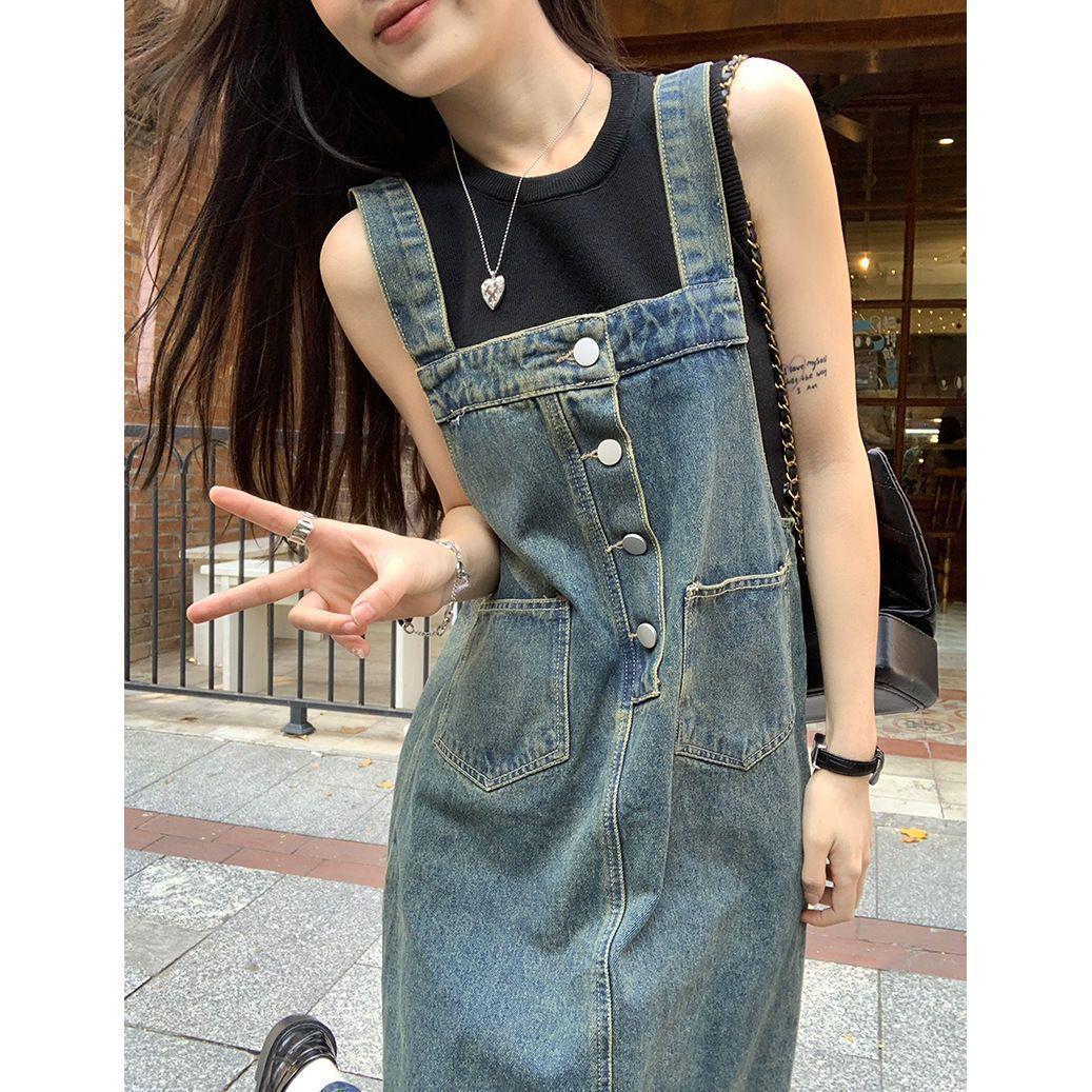 

Юбка из денима с французскими пуговицами и подтяжками - Ретро-стиль высокого класса, неподвластный времени дизайн S