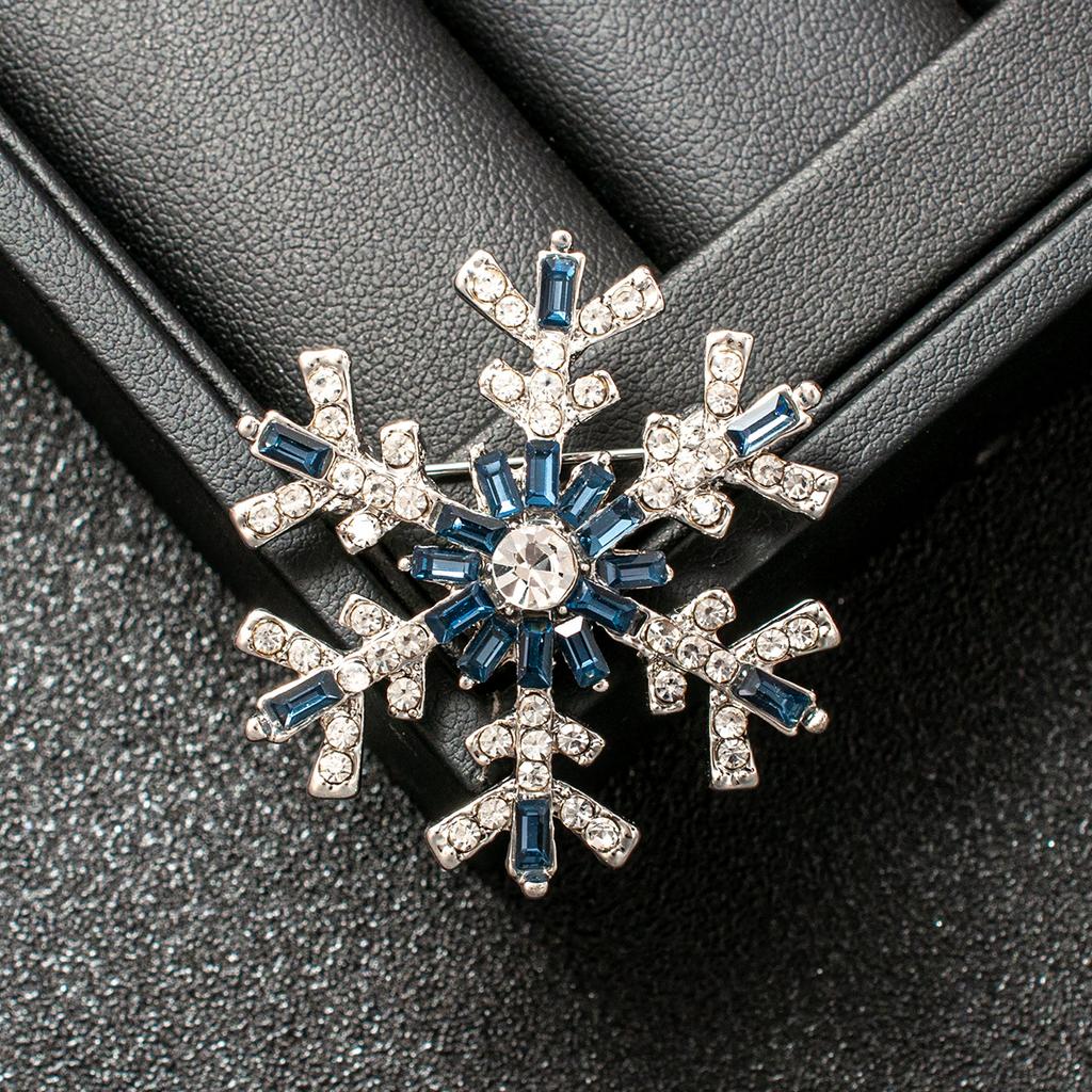 Exquisite Elegant Snowflake Brooch