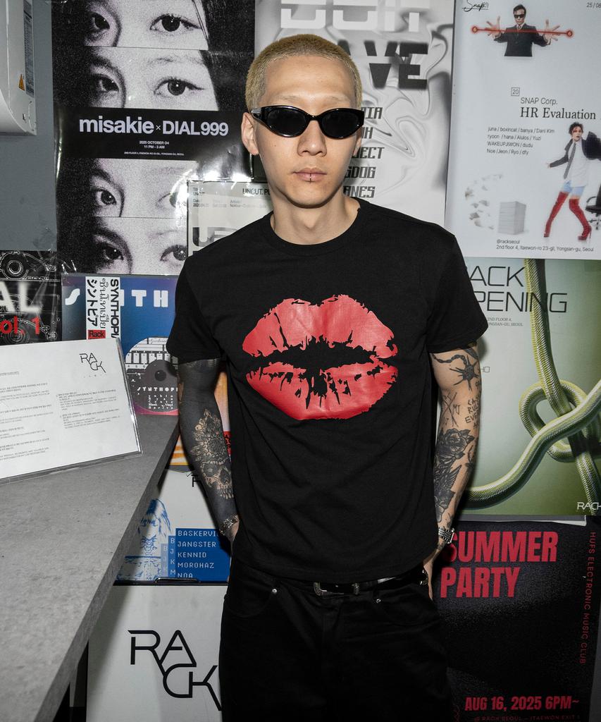 SHIRTMYLIPS Kiss Mark Rockstar Crop T-Shirt Black