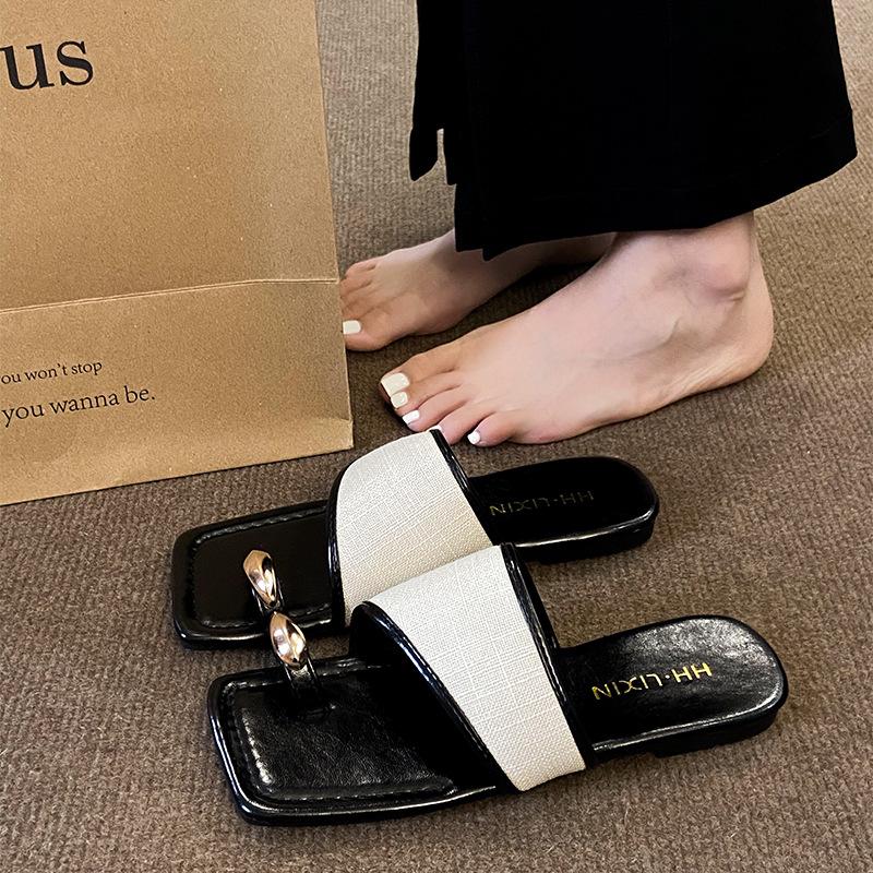 Sandalen mit Metallspitze außen 2025 Sommer neu eckige Zehenpartie Urlaub Strandschuhe Farbabstimmung Retro-Stil flache Pantoletten