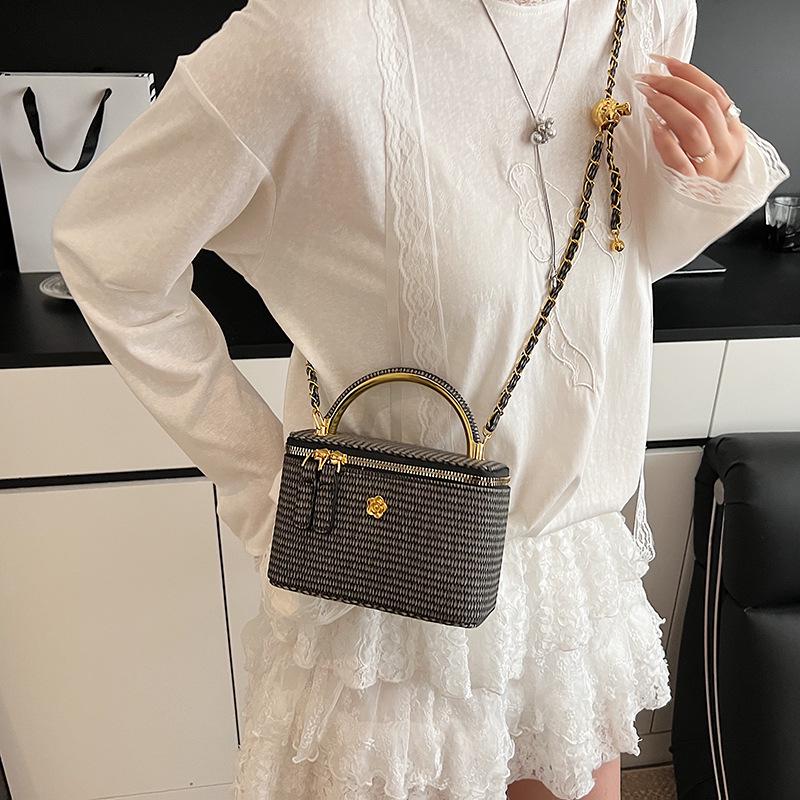 Retro taška přes rameno ve stylu slámy s řetízkem