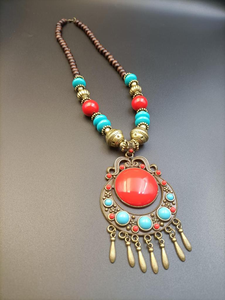 Bohemian Tibetan Ethnic Headwear Necklace: Women's Retro Forehead Ornament and Exotic Accessories.
