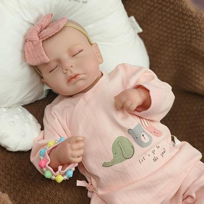 19 Zoll Reborn Babypuppe Loulou Geschlossene Augen Weicher Stoffkörper Neugeborenenbabypuppe Tragen Strampler 3D Bemalte Haut Rebirth Puppen für Kinder Hausspiel Badespielzeug